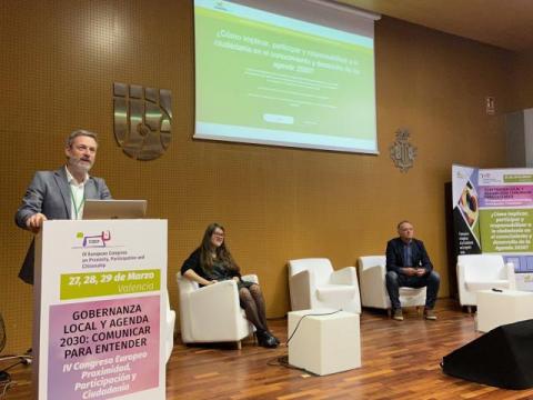 Carme Casado, técnica do Concello de Santiago, participando na sesión sobre cidadanía e Axenda 2030