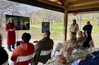 A concelleira de Dereitos e Servizos Sociais, Promoción Económica e Xuventude, María Rozas, explicou que o obxectivo desta convocatoria de axudas é “facilitar o acceso ao mercado laboral do alumnado do obradoiro dual de emprego, despois de nove meses de formación teórica e práctica" 
