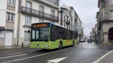 Un dos autobuses urbanos realizando o servizo de línea 6A